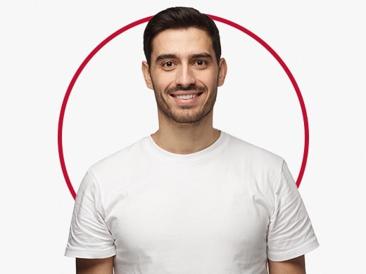 Šťastný a usmívající se muž v bílém tričku po léčbě mykózy třísel přípravkem Canespor 1x denně krém