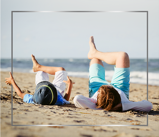 Matka a dítě leží na pláži se zkříženýma nohama, jsou šťastní po léčbě plísňové infekce kůže přípravkem Canespor 1x denně krém