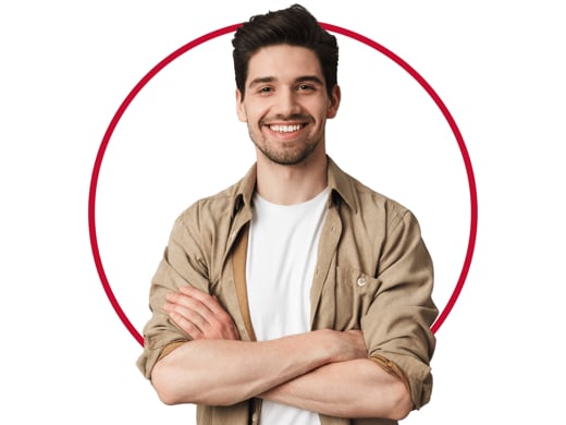 Sebevědomý usmívající se mladý muž v šedém tričku je šťastný po léčbě plísně nehtů přípravkem Canespor 1x denně sada na nehty