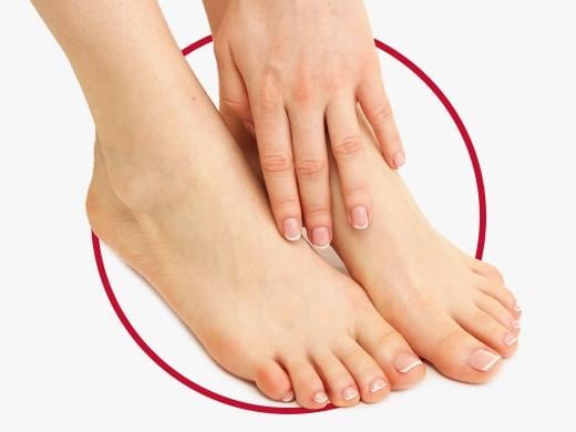 Detailní pohled na nohu ženy s krásnými a zdravými nehty po léčbě přípravkem Canespor 1x denně sada na nehty